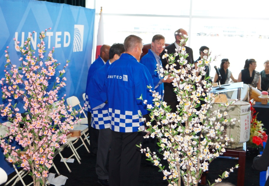 デンバー―成田直行便 初便出発前の祝賀会（2013年6月10日）
