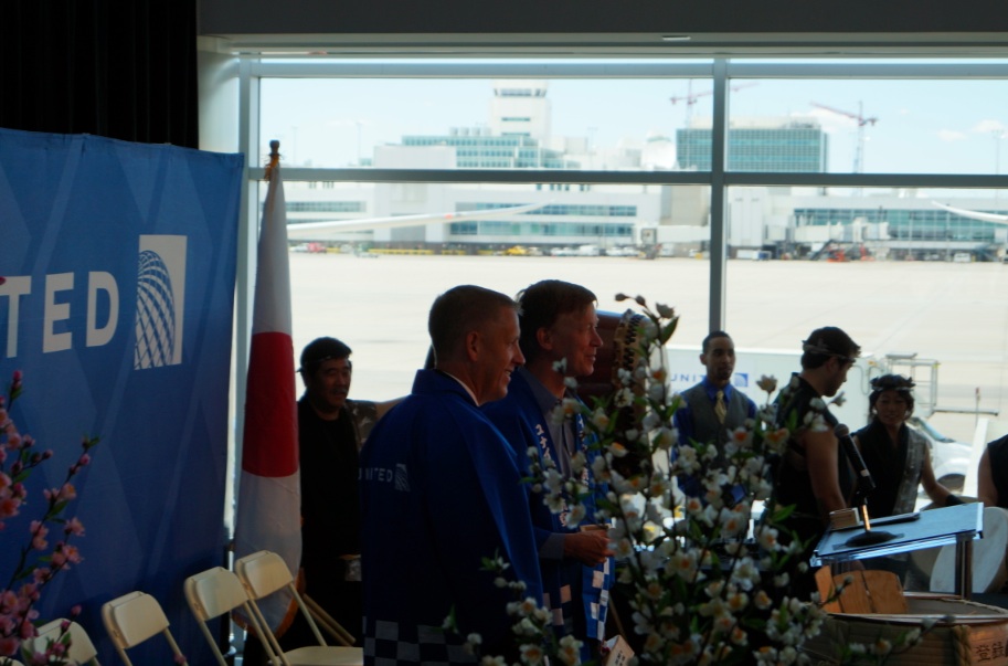 デンバー―成田直行便 初便出発前の祝賀会（2013年6月10日）