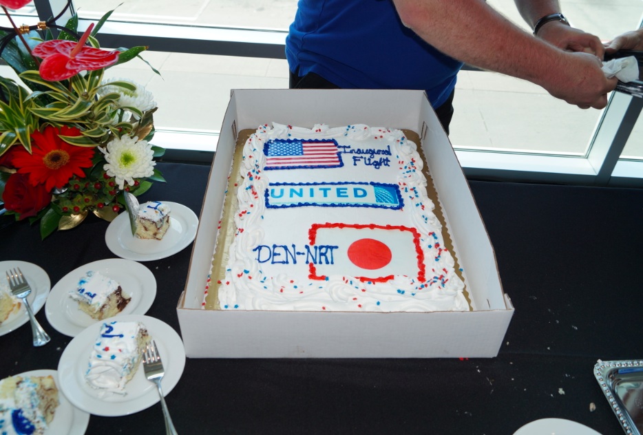 デンバー―成田直行便 初便出発前の祝賀会（2013年6月10日）