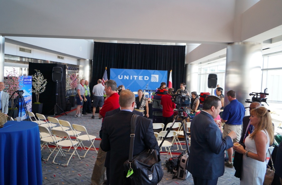 デンバー―成田直行便 初便出発前の祝賀会（2013年6月10日）